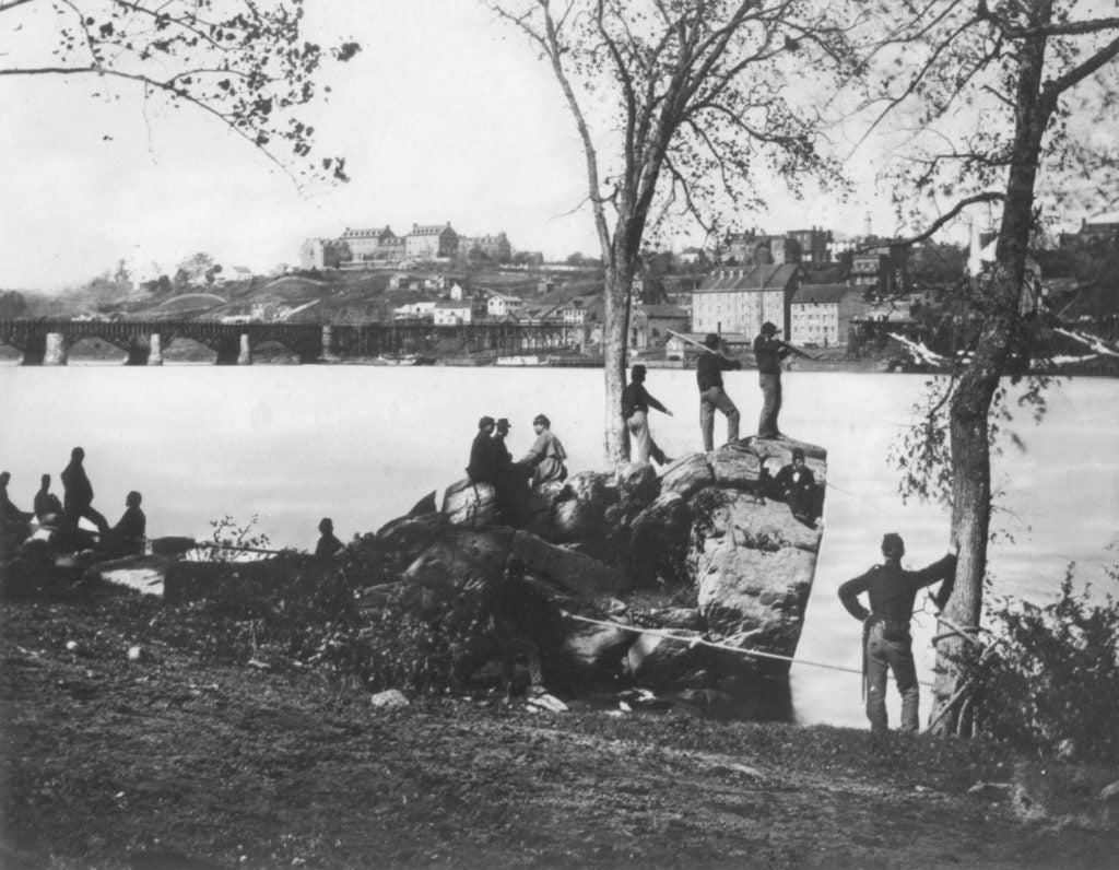 Soldiers look across the Potomac River